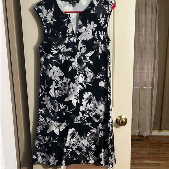 LORD AND TAYLOR Floral Black and White Dress - Picture 4 of 15